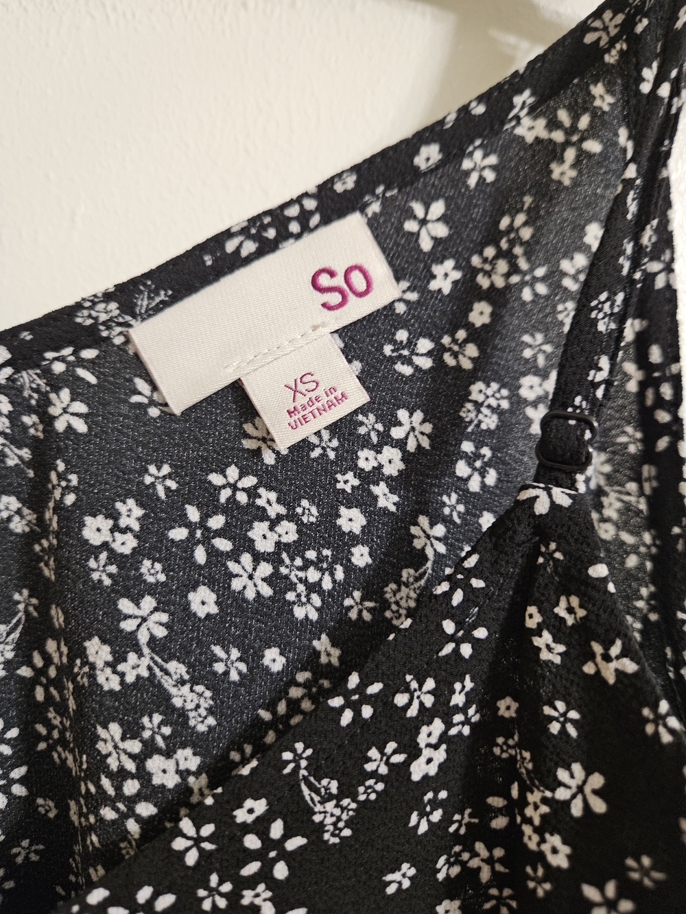 So Brand Black Floral Draped Flowy Top, Size Xs, New With Tags - Picture 3 of 3